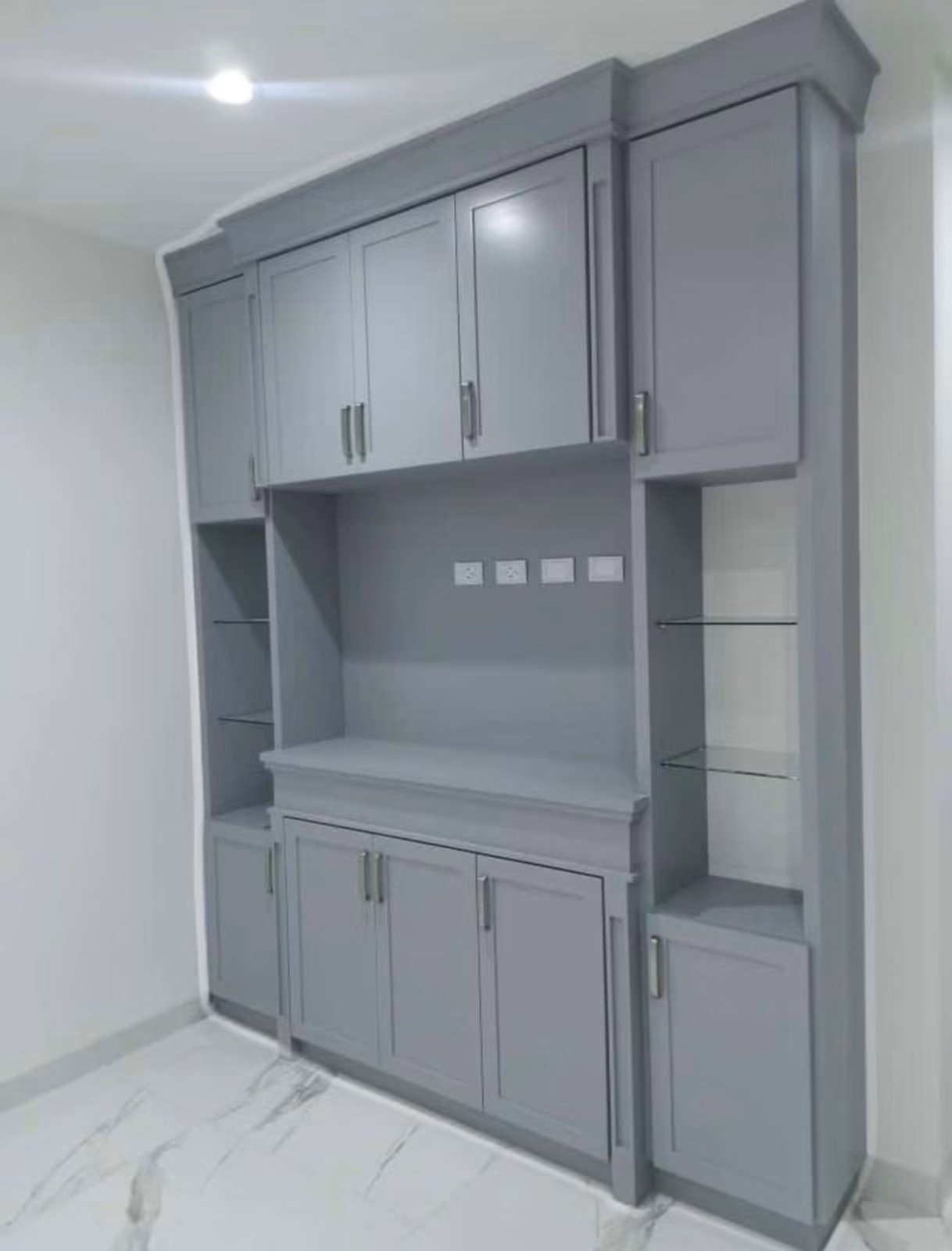 Mueble empotrado gris
