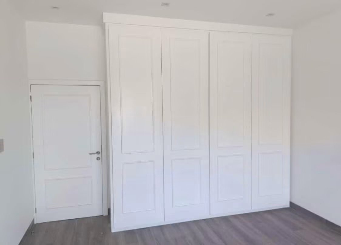 Closet blanco con puertas de panel