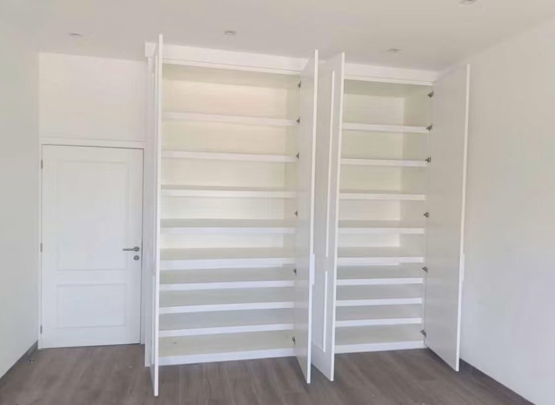 Closet blanco con entrepaños