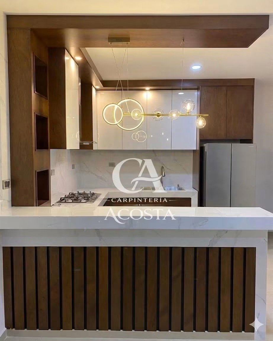 Cocina de mármol con candil dorado por Carpintería Acosta