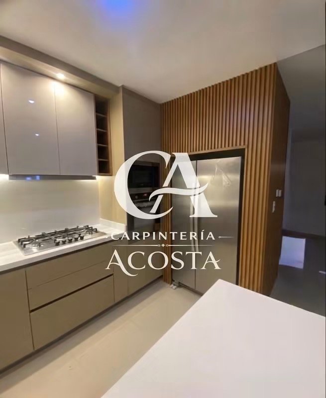 Cocina con muro de madera ranurada