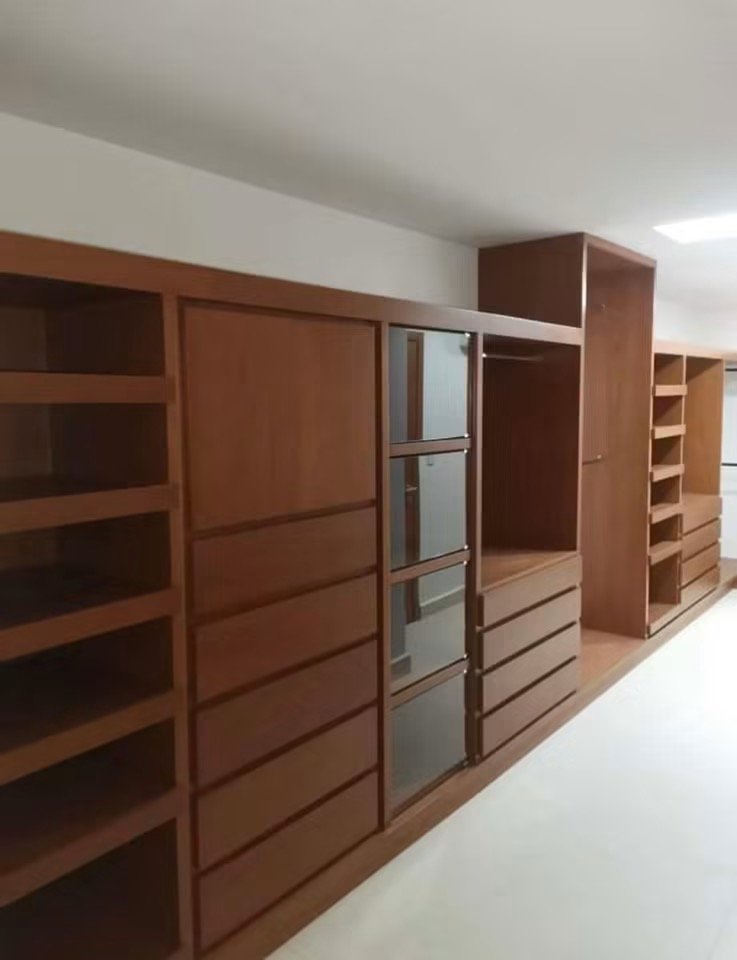 Mueble de TV con madera ranurada